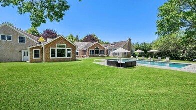 138 Mecox Road in Water Mill, NY - Foto de edificio - Building Photo