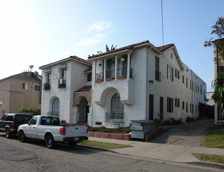 5017 Institute Pl in Los Angeles, CA - Foto de edificio