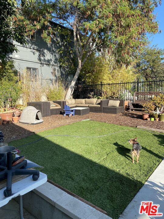 1104 W Kensington Rd in Los Angeles, CA - Building Photo - Building Photo