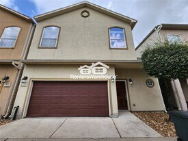 910 McKinney Park Ln in Houston, TX - Building Photo