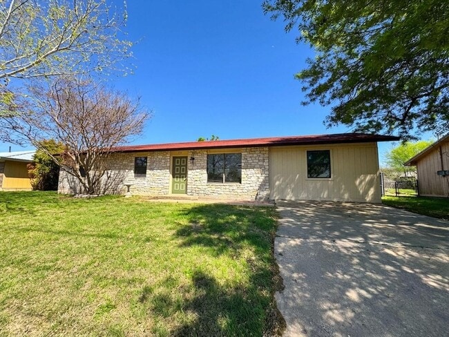 713 N Rhomberg St in Burnet, TX - Building Photo - Building Photo