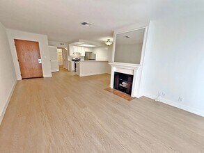 1321 N Vista St, Unit 205 in Los Angeles, CA - Foto de edificio - Building Photo