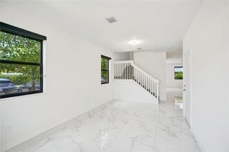 213 SW 159th Ct in Pembroke Pines, FL - Foto de edificio - Building Photo