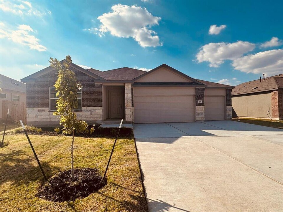 678 Silver Springs Bend in Kyle, TX - Building Photo