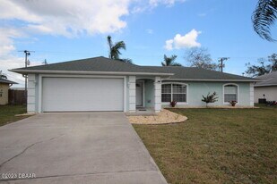 2621 India Palm Dr in Edgewater, FL - Building Photo