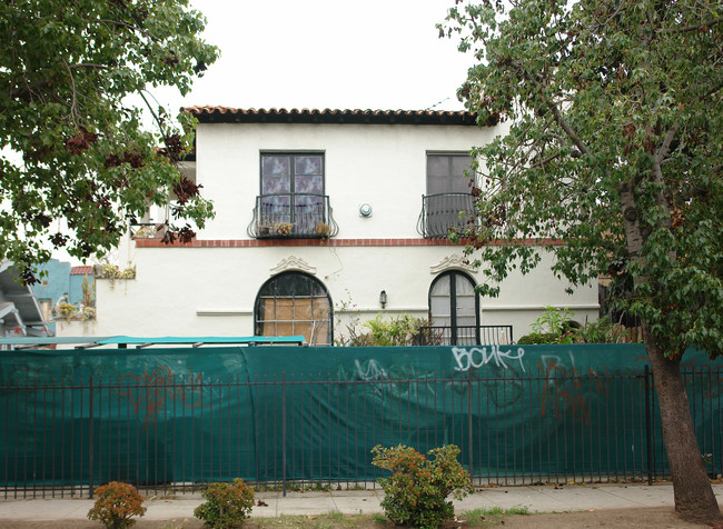 612 N New Hampshire Ave in Los Angeles, CA - Building Photo - Building Photo