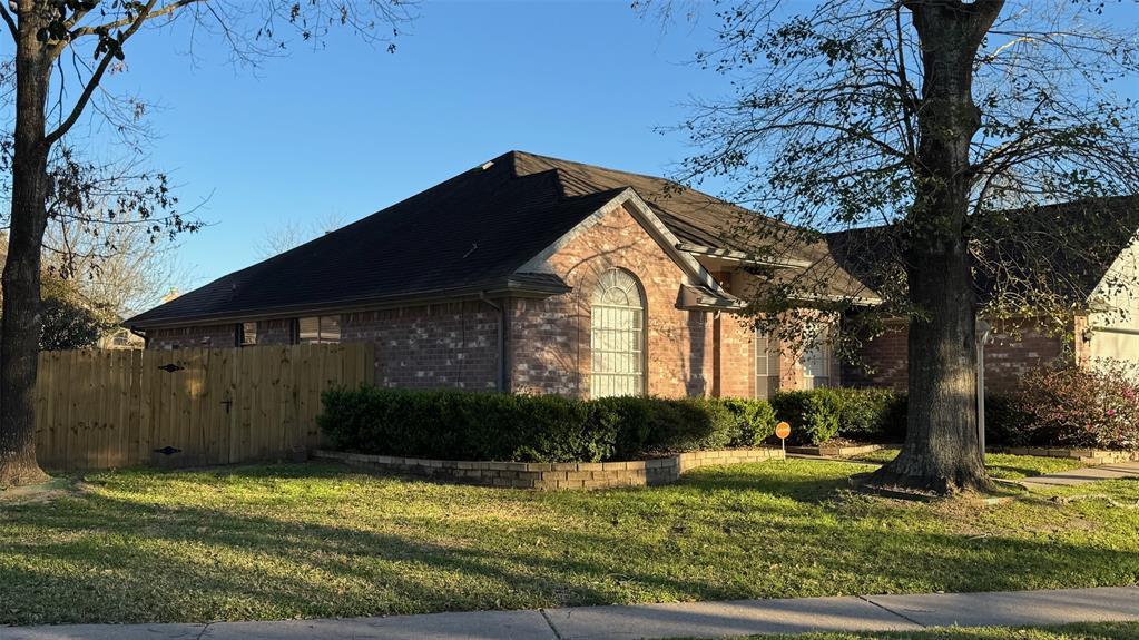 16007 Cedar Gully Dr in Friendswood, TX - Building Photo