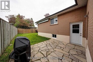812 Sanok Dr in Pickering, ON - Building Photo