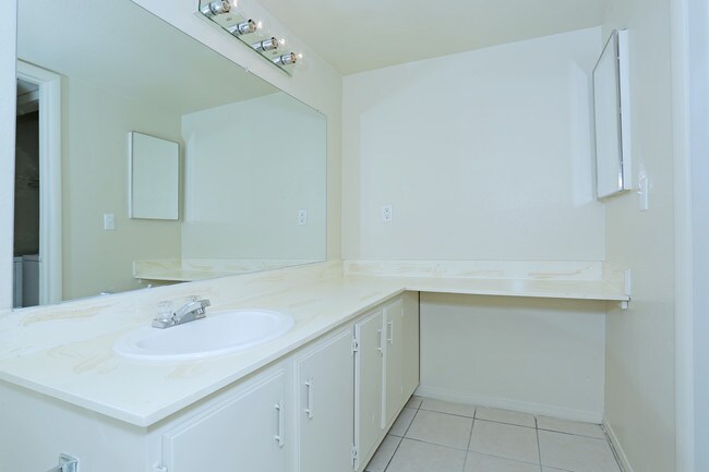Aspen Meadows in Las Vegas, NV - Building Photo - Interior Photo