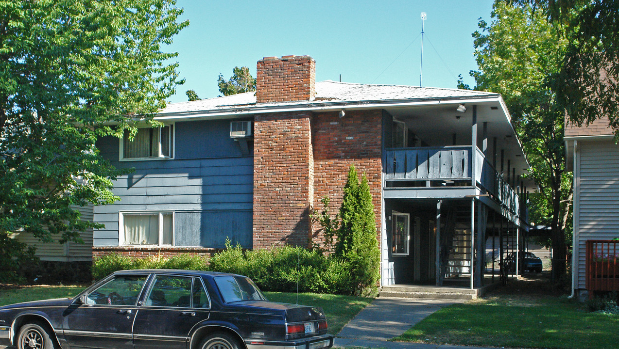 943 E Augusta Ave in Spokane, WA - Foto de edificio