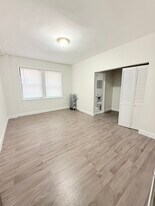 843 W Sheridan Rd, Unit 407 in Chicago, IL - Building Photo