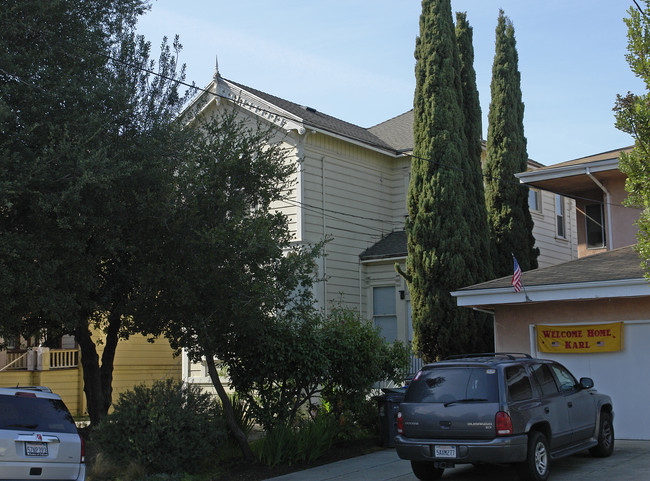 1345 Versailles Ave in Alameda, CA - Foto de edificio - Building Photo