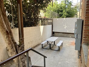 545 S Hobart Blvd, Unit 409 in Los Angeles, CA - Building Photo - Building Photo
