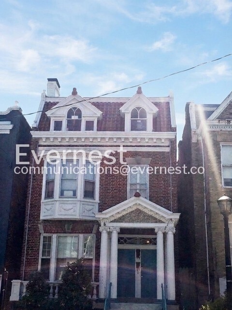 2207 W Grace St, Unit Apt C in Richmond, VA - Foto de edificio