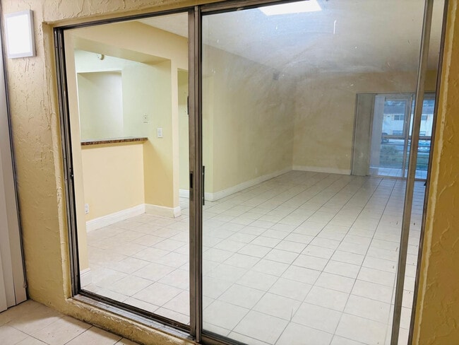 4240 NW 21st St in Lauderhill, FL - Building Photo - Building Photo