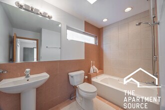 1049 N Winchester Ave, Unit 2F in Chicago, IL - Building Photo - Building Photo