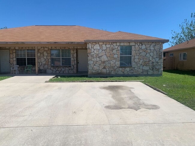 7560 Oak Chase in San Antonio, TX - Building Photo - Building Photo