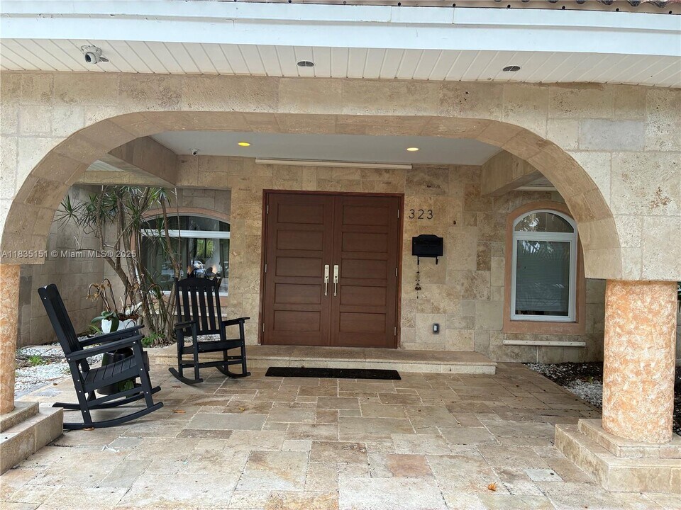 323 Caribbean Rd in Key Biscayne, FL - Building Photo