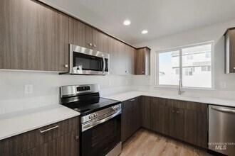 812 Strike Eagle St in Mountain Home, ID - Building Photo - Building Photo