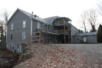 432 Turner Ctr Rd in Turner, ME - Foto de edificio - Building Photo