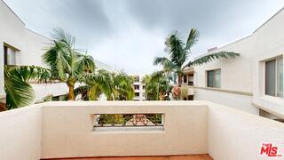 1040 Glendon Ave in Los Angeles, CA - Building Photo - Building Photo