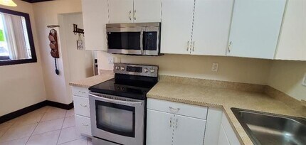 9478 Palm Cir S in Pembroke Pines, FL - Building Photo - Building Photo