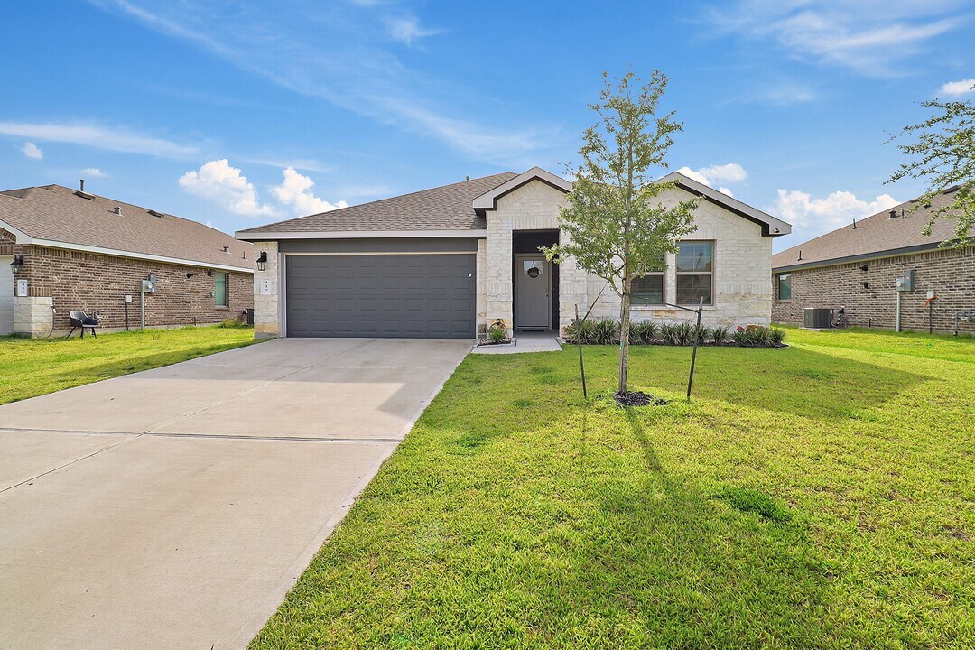 127 Walnut Hl Ct in Anahuac, TX - Building Photo