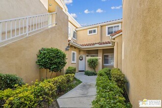 2342 Paseo Circulo in Tustin, CA - Foto de edificio - Building Photo