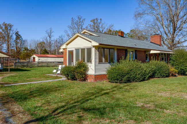 6265 Foster Store Rd in Liberty, NC - Foto de edificio - Building Photo