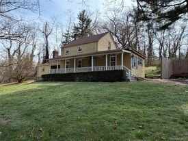 327 W Neck Rd in Lloyd Harbor, NY - Building Photo