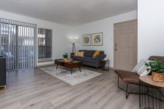 The Place at Briarcrest in Carrollton, TX - Foto de edificio - Interior Photo