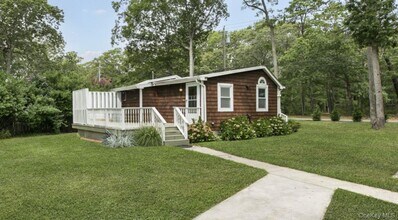 61 Squires Ave in East Quogue, NY - Building Photo - Building Photo