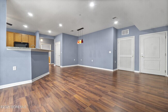 41 Azalea Dr in Old Bridge, NJ - Building Photo - Building Photo