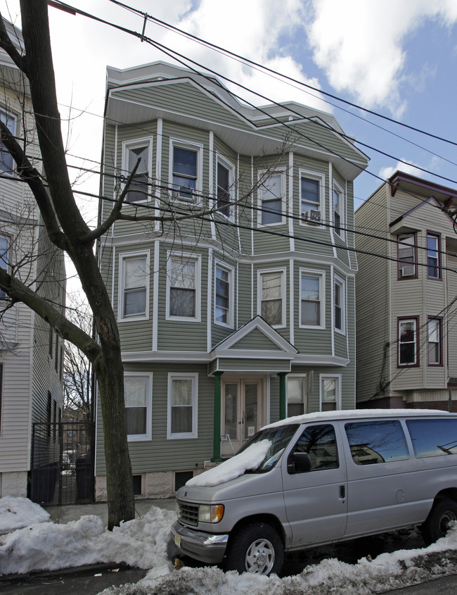 121 Clendenny Ave in Jersey City, NJ - Foto de edificio - Building Photo