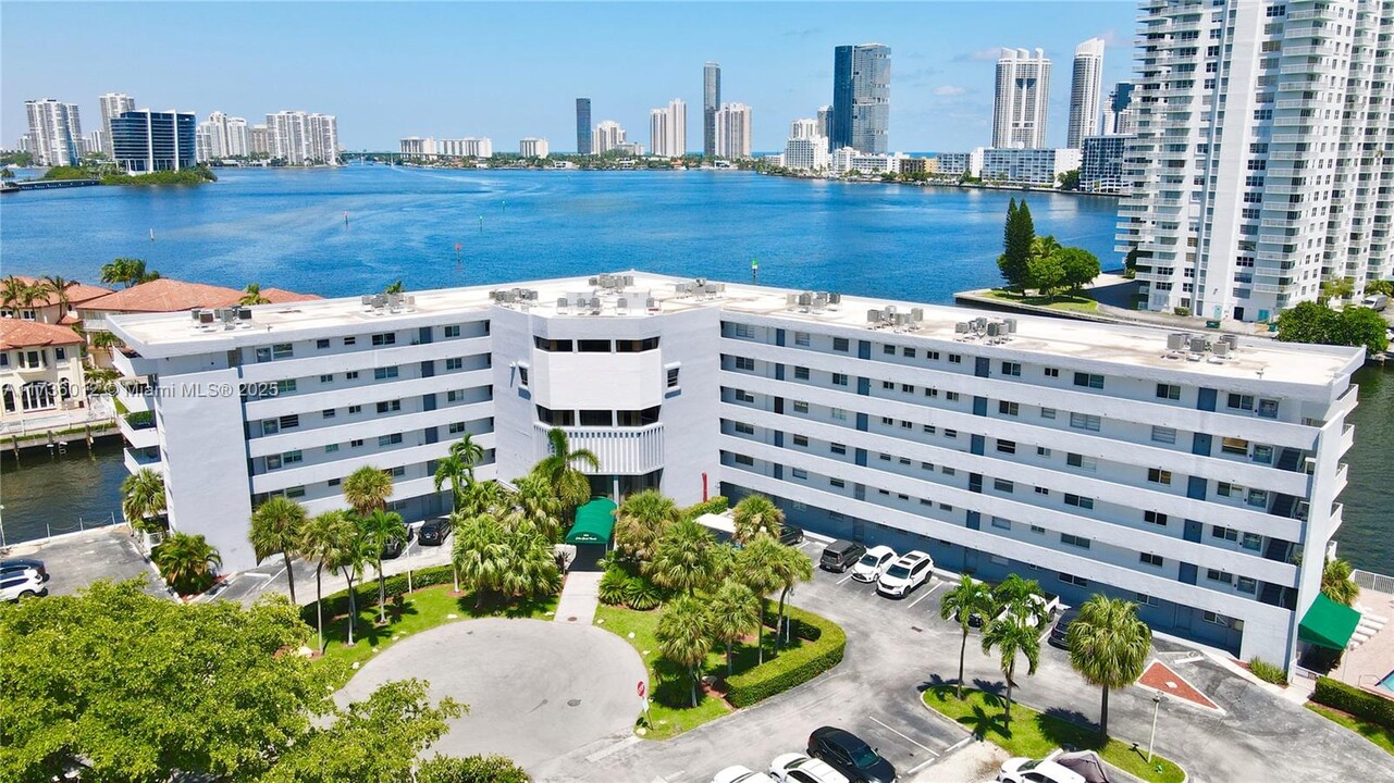 4000 NE 170th St in North Miami Beach, FL - Building Photo