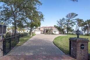 2301 S Palmetto Ave in South Daytona, FL - Building Photo