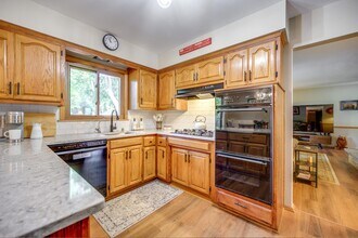 2820 St James Ln in Mequon, WI - Building Photo - Building Photo