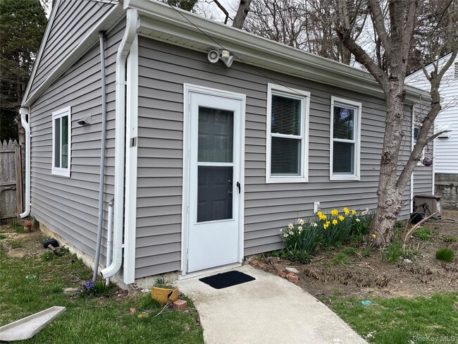 107 Berkshire Dr in Farmingville, NY - Building Photo - Building Photo