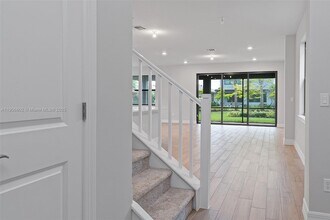 4443 Providence Wy in Oakland Park, FL - Foto de edificio - Building Photo