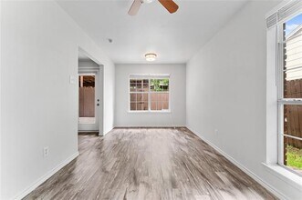 2810 Golfing Green Dr in Farmers Branch, TX - Building Photo - Building Photo