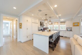 12 E Lincoln Ave in Nantucket, MA - Foto de edificio - Building Photo