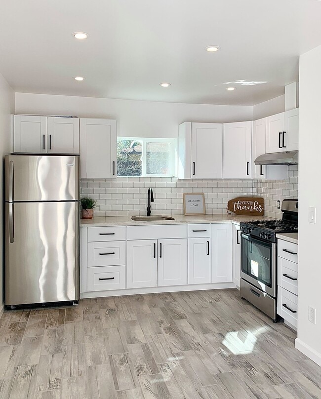 20747 Stephanie Dr in Winnetka, CA - Building Photo - Building Photo