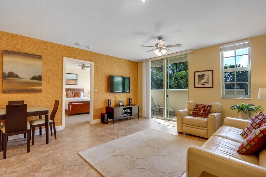 610 Clematis St, Unit 217 in West Palm Beach, FL - Building Photo