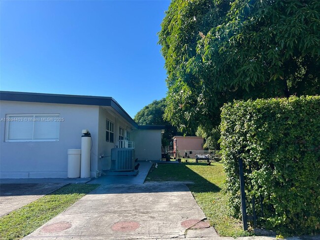 2401 NW 178th Terrace in Miami Gardens, FL - Building Photo - Building Photo