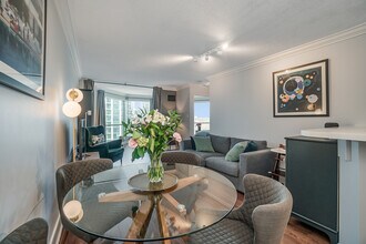 10 Yonge St in Toronto, ON - Building Photo - Building Photo