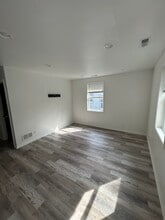127 John St, Unit Apt 2 in Dekalb, IL - Foto de edificio - Building Photo