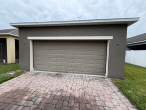 15627 Signature Drive in Winter Garden, FL - Building Photo - Building Photo