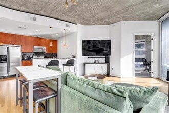 400 W Peachtree St NW, Unit 1211 in Atlanta, GA - Building Photo - Building Photo