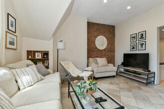 1774 Beacon St, Unit 6 in Brookline, MA - Building Photo - Building Photo