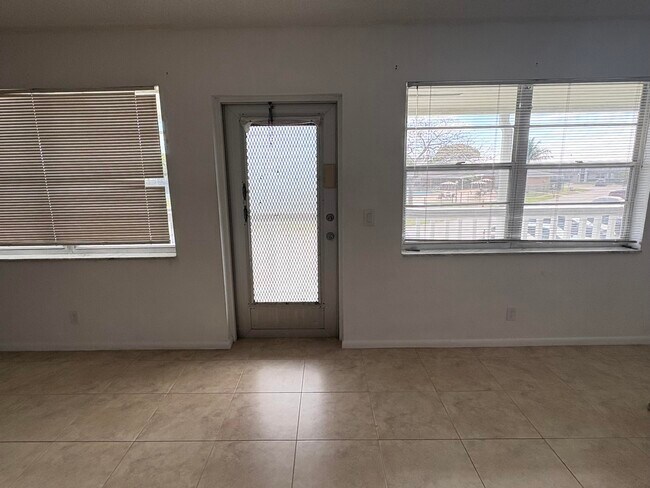 163 Somerset Crescent in West Palm Beach, FL - Building Photo - Building Photo